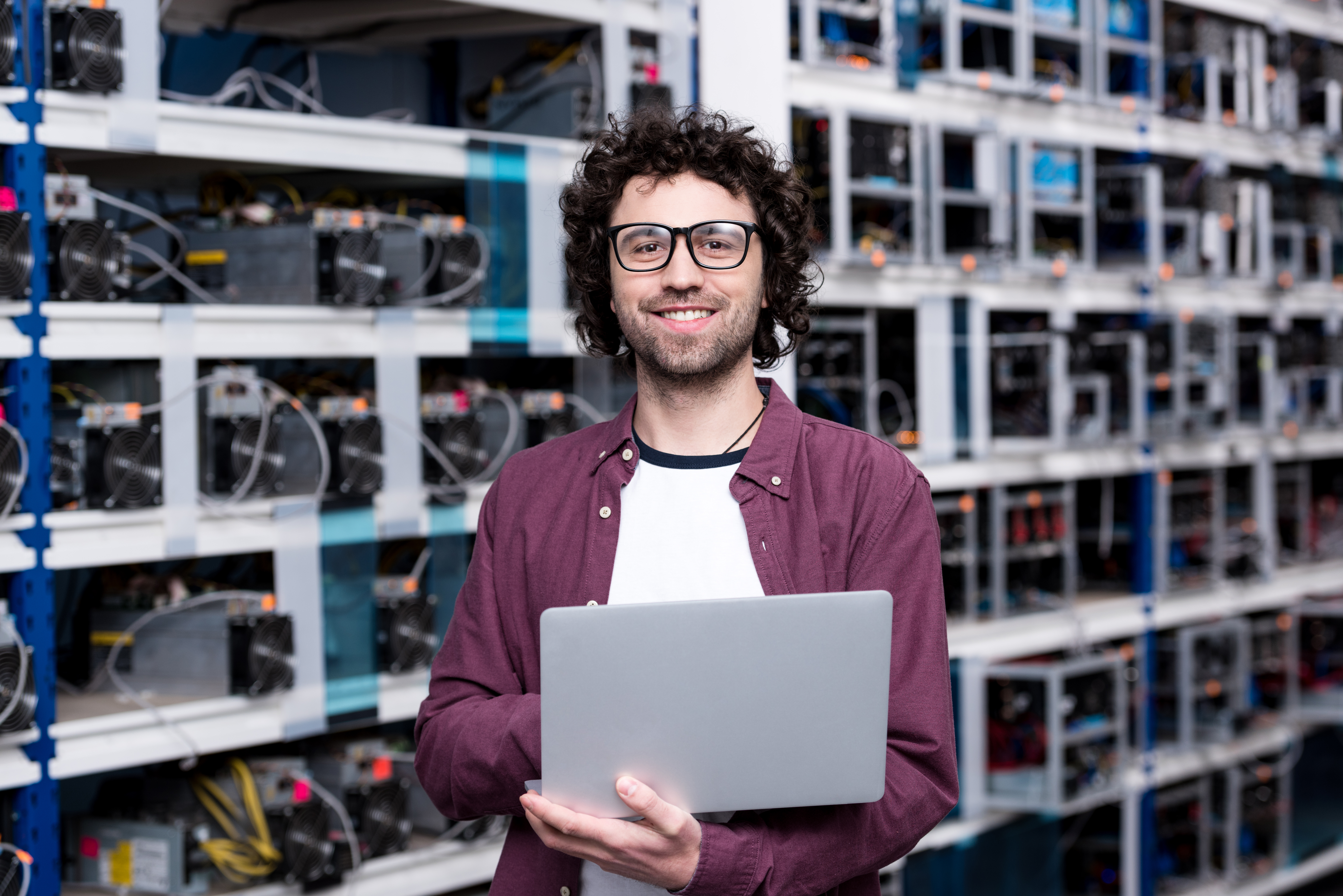 Profesionales trabajando en un entorno de oficina moderno